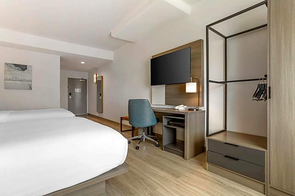 Comfort Inn & Suites Newark Liberty International Airport