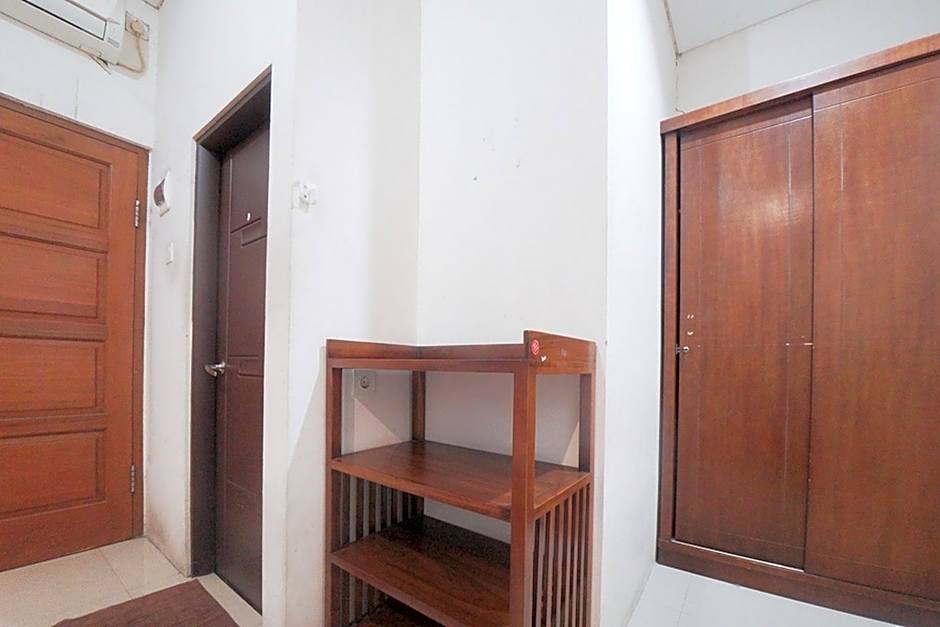 RedDoorz Plus near Green Pramuka Square Mall