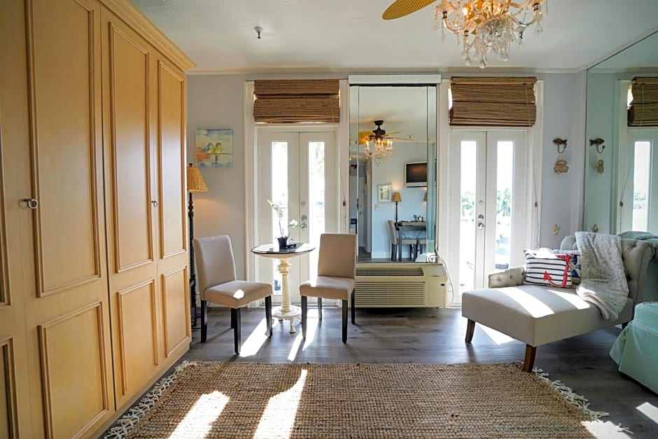 Palm Beach Historic Hotel with Juliette Balconies! 2 blocks from beach!