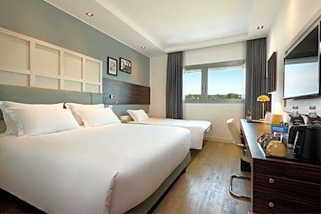 Standard Queen Room with Sofa Bed - Non-Smoking