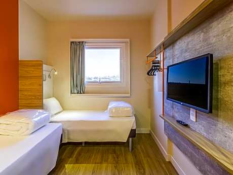 Modern Apartment with 2 Single Beds