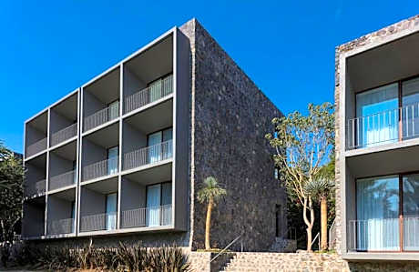 Huayacán Cuernavaca Curamoria Collection