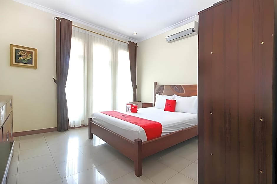 RedDoorz Plus near STIE YKPN