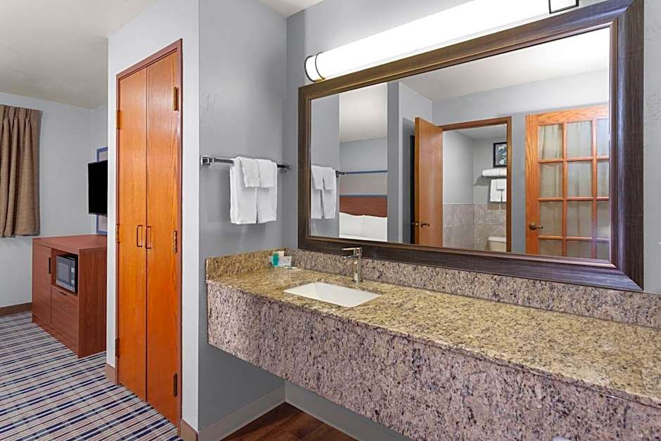 AmericInn by Wyndham Green Bay West