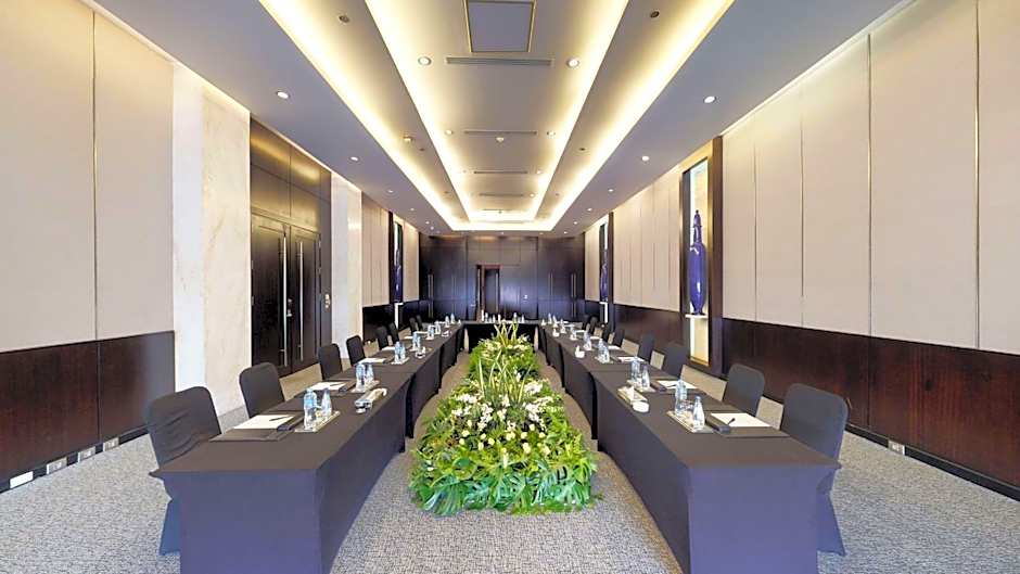 Dusit Thani LakeView Cairo
