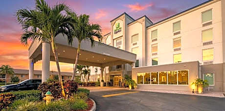 Holiday Inn Express Hotel & Suites Cocoa Beach By IHG