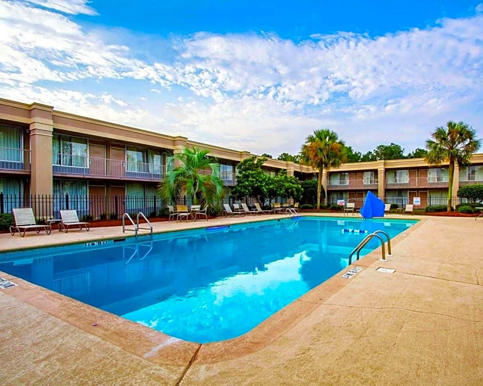 Clarion Inn & Suites Dothan South