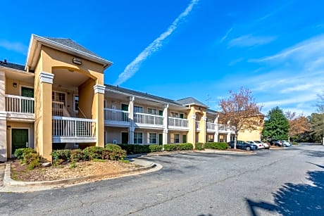 HomeTowne Studios by Red Roof - Atlanta NE - Peachtree Corners