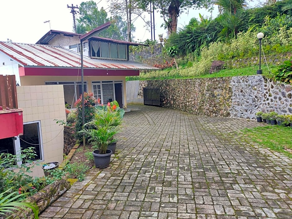 Hotel Anita Baturaden Mitra RedDoorz