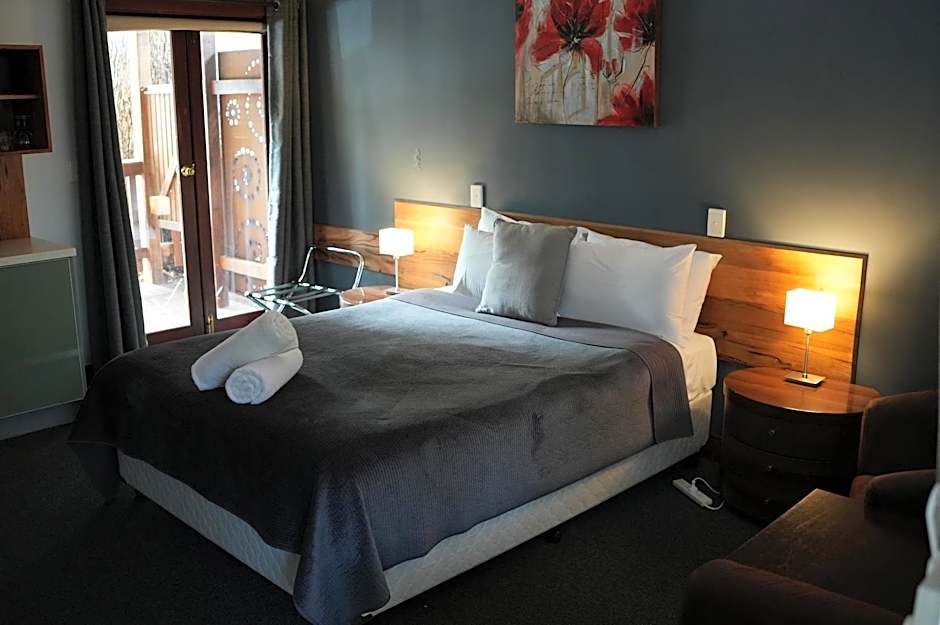 Photo 1 of 6 of Executive 1 Queen Bed, Courtyard View
