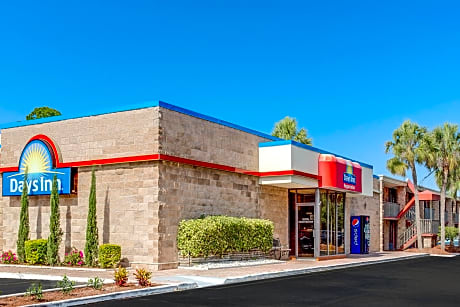 Days Inn by Wyndham Bradenton - Near the Gulf