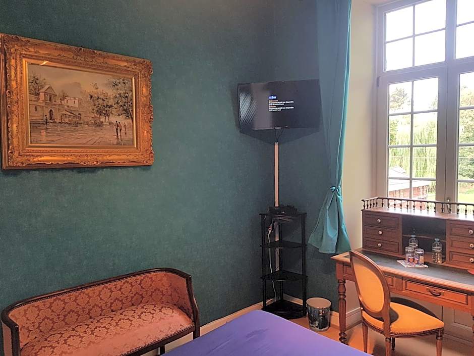 Château Lambert Moulinsart Hotel, shuttle airport, long term parking, snooker, large terrasse, dinner, breakfast