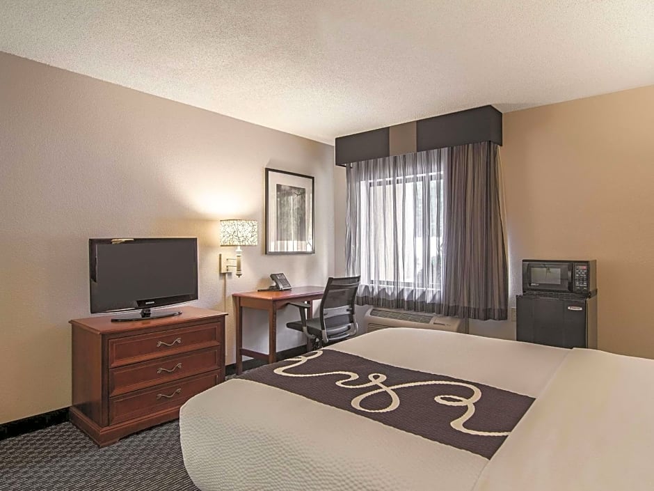 La Quinta Inn & Suites by Wyndham Miami Airport East