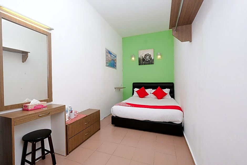 OYO 850 Gold Star Hotel