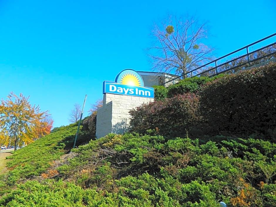 Days Inn by Wyndham Galleria-Birmingham