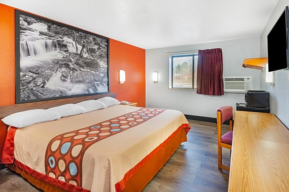 Super 8 by Wyndham Waynesburg - Newly Renovated