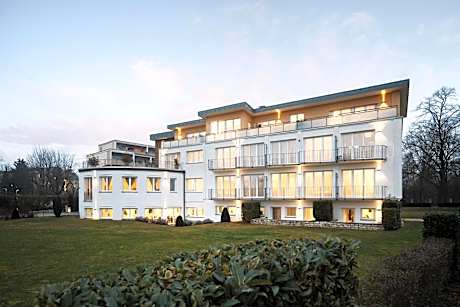 Hotel Vier Jahreszeiten an der Therme & Kliniken Bad Krozingen Nähe Freiburg & Schwarzwald Ideal für Wellness Kur & Business Ausflüge 24h Check In- WLAN & Parken gratis