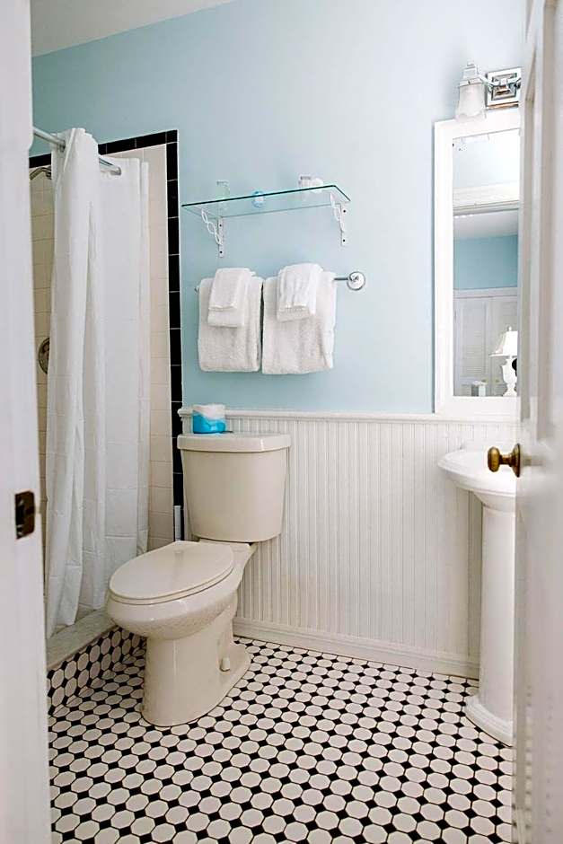 Classic King- Curry Mansion with Heated Pool!