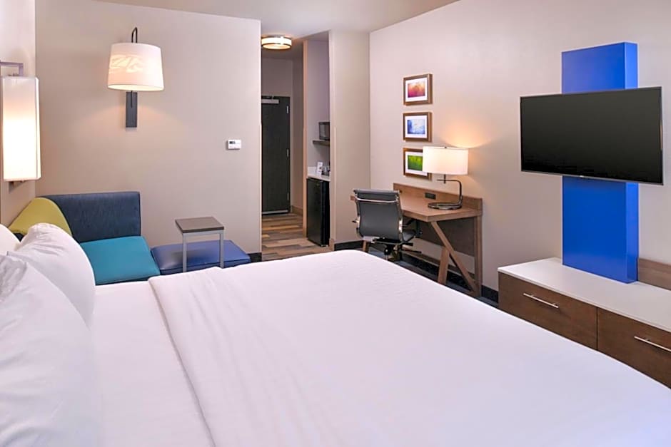 Holiday Inn Express & Suites Bryant West By IHG