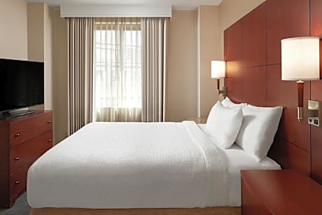 Two-Bedroom Suite with Adapted Tub - Mobility Accessible