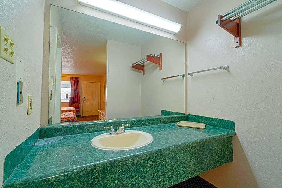 Regency Inn By OYO Three Rivers