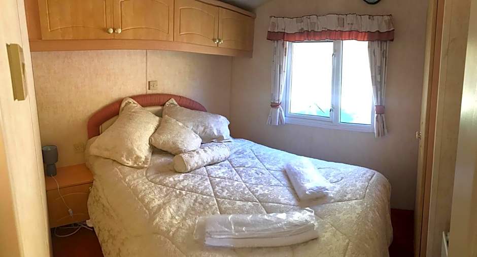 Shepherds Huts Ham Hill, 2 double beds, Bathroom, Lounge, Diner, Kitchen, LOVE dogs & Cats Looking out to lake and by Ham Hill Country Park plus parking for large vehicles available also great deals on workers long term This is the place to relax and BBQ