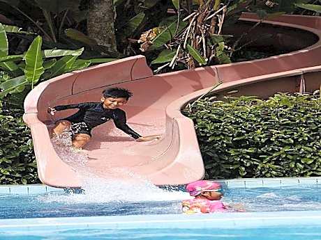 Superior Pool Wing Room