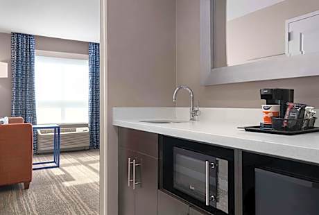 1 King Microwave/Fridge/Wet Bar Studio Suite