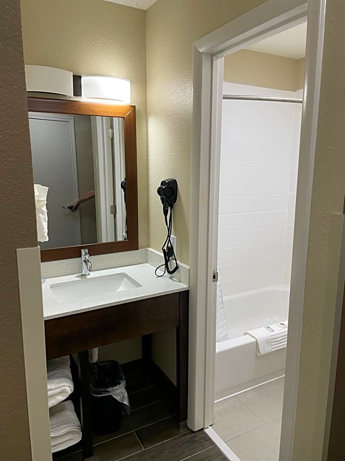 Quality Inn & Suites Spring Lake - Fayetteville near Fort Bragg