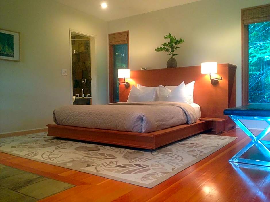 Photo 1 of 11 of Deluxe Suite, Jetted Tub