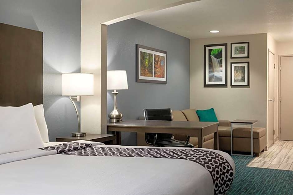 La Quinta Inn & Suites by Wyndham Peru Starved Rock St Park 
