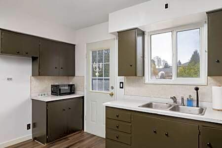 Lovely 2BR Home in Foster Ave
