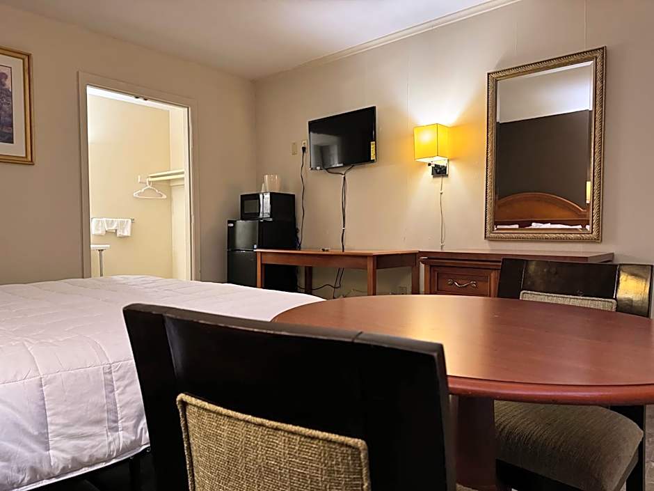 Country Club Inn & Suites