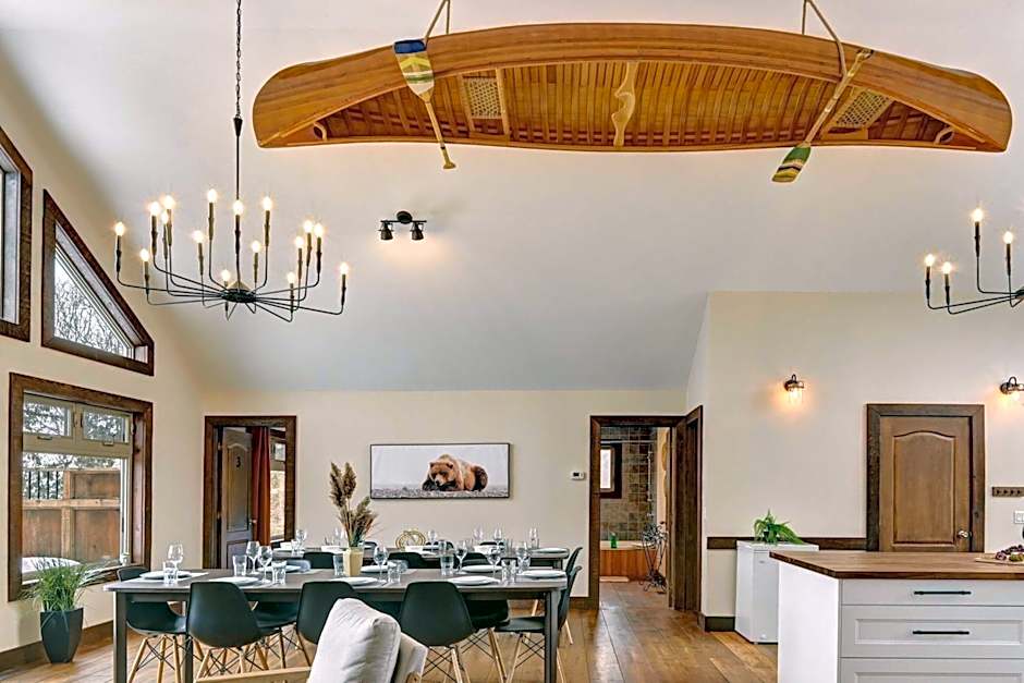 Front RIVER private BEACH 2 HOT TUBS 15 p SAUNA