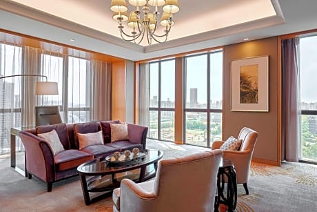 Club level, 1 Bedroom Suite, 1 King, City view