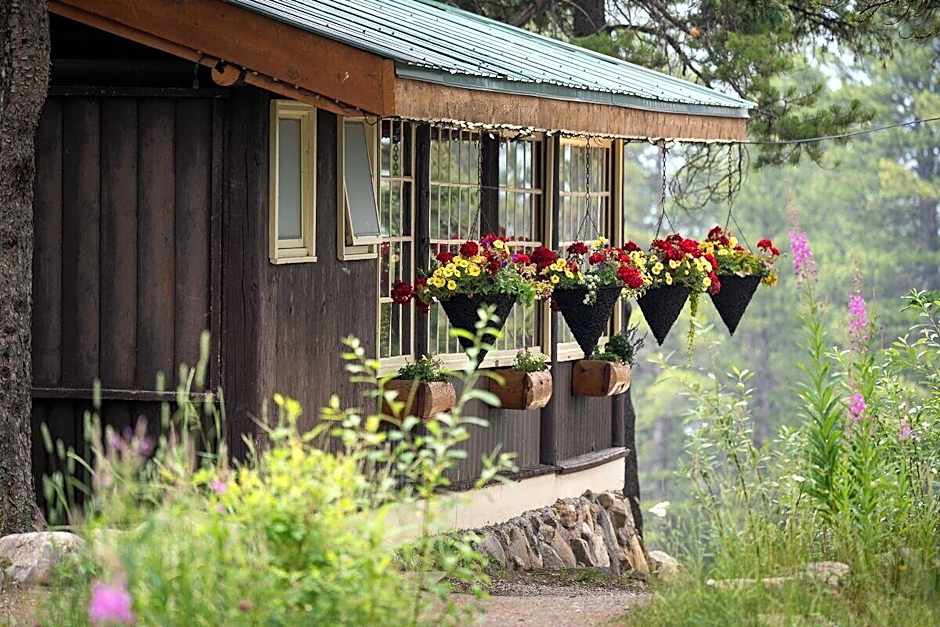 Storm Mountain Lodge Cabins Dining