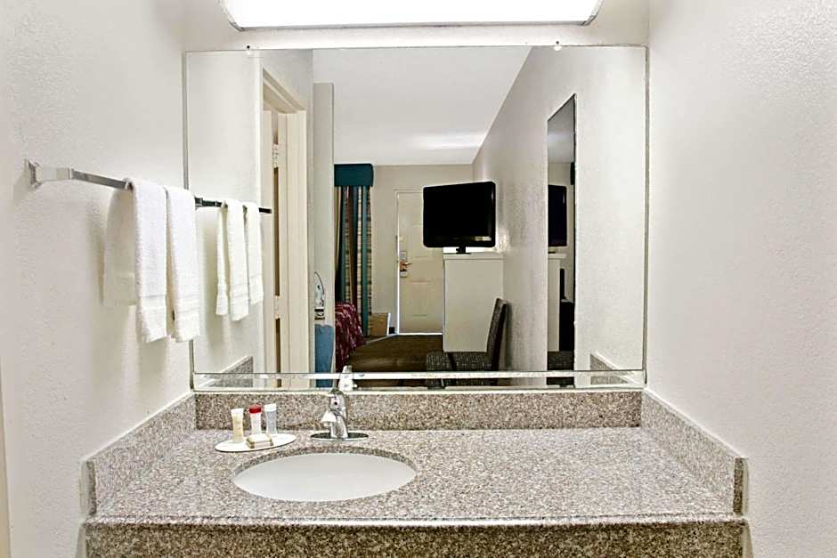 Howard Johnson by Wyndham Houston Heights/Downtown