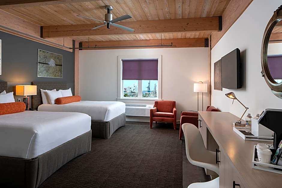Harbor House Hotel and Marina at Pier 21