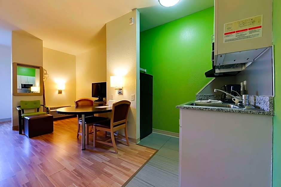 Studio 6 Toronto - Mississauga