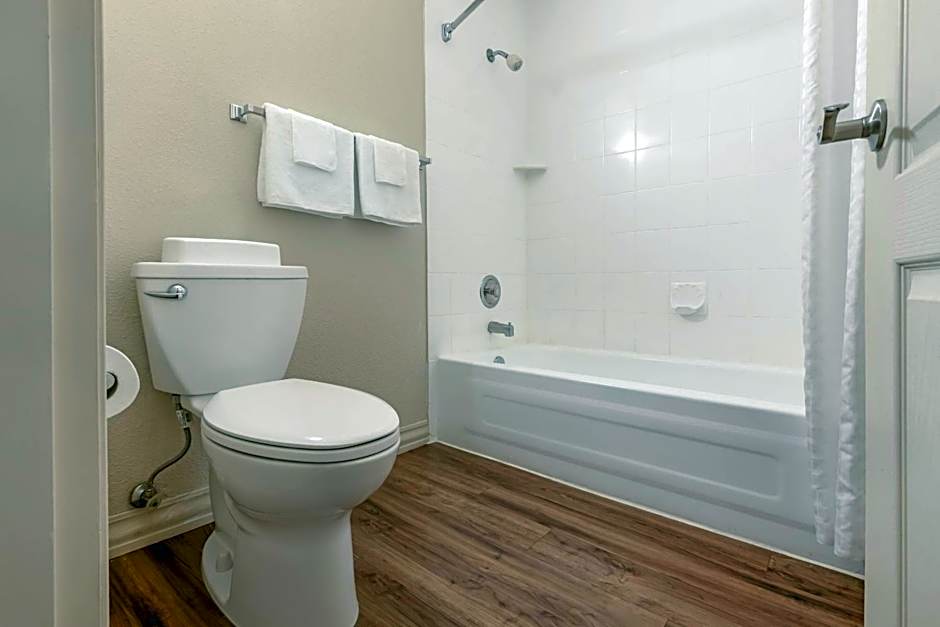 Econo Lodge Inn & Suites