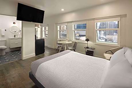 Studio Apartment with City View - Non-Smoking