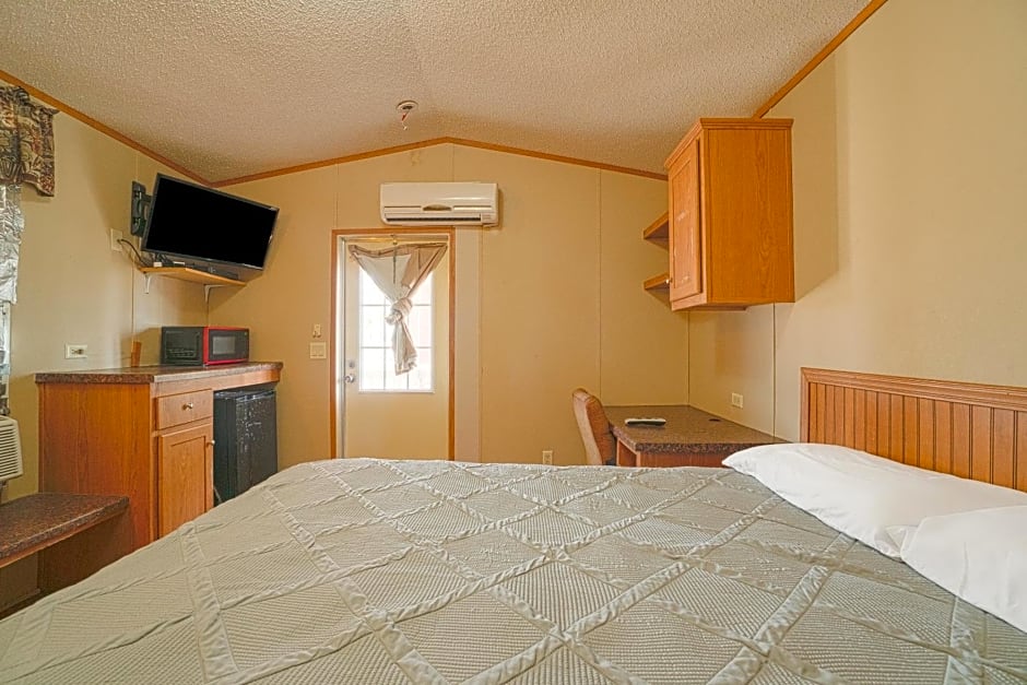 Grand Eagle Ford Lodge & RV Park