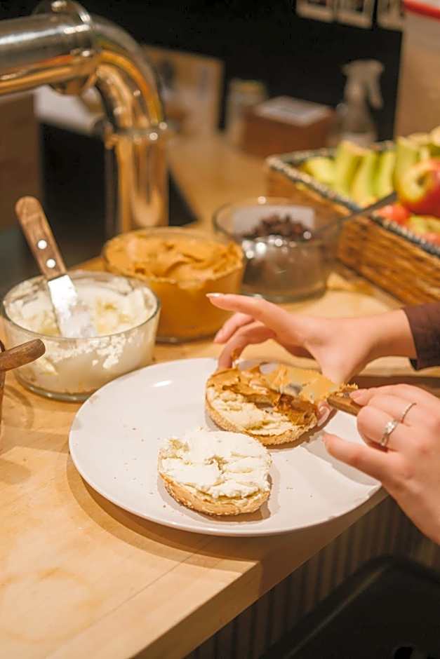 Auberge Saintlo Montreal Hostel