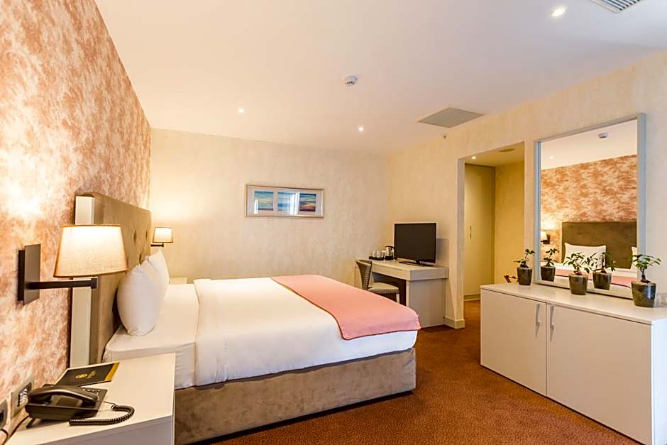 The Grand Gloria Hotel