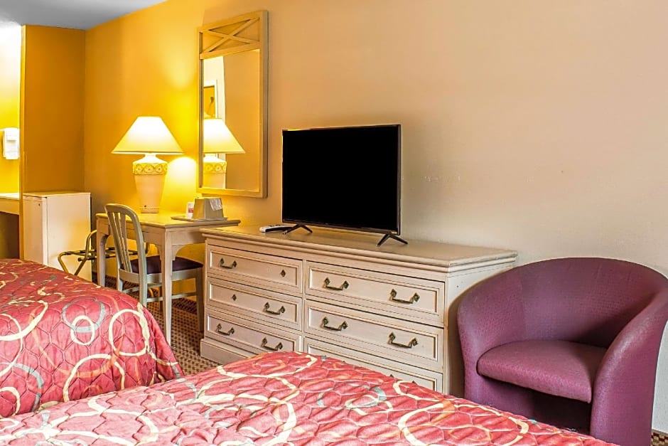 Econo Lodge Inn & Suites Walnut