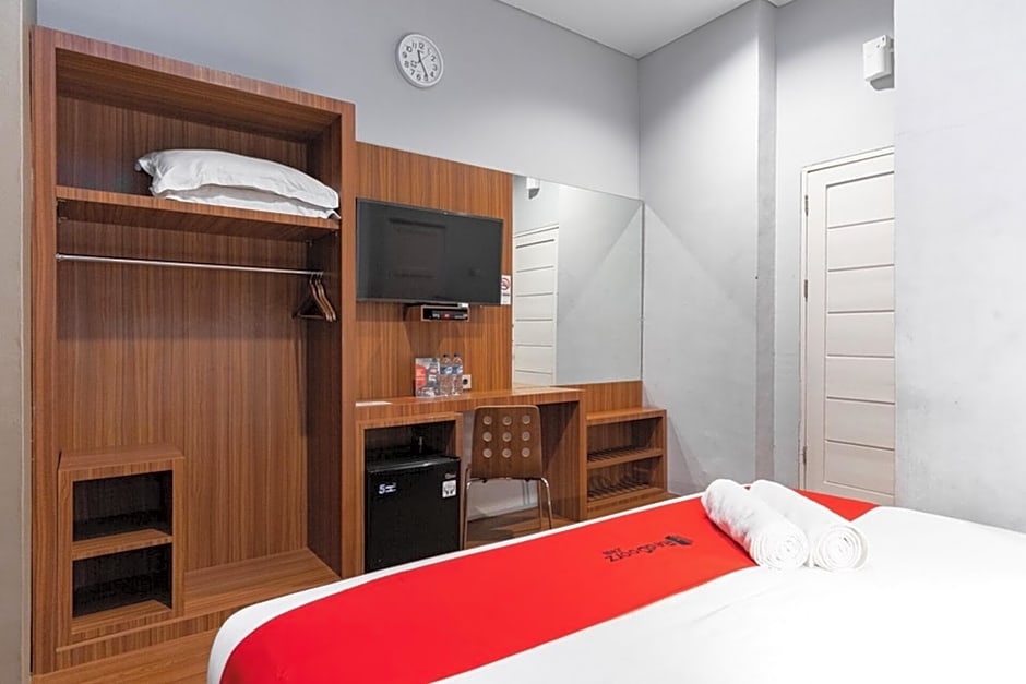 RedDoorz Premium near Centre Point Mall Medan