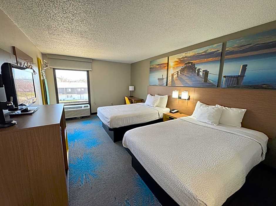 Days Inn & Suites by Wyndham Cedar Rapids