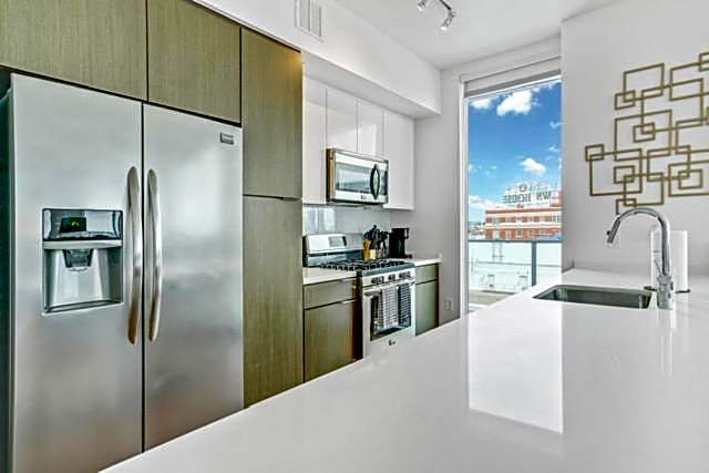 Modern Luxury 2 Bed with Panoramic City Views in Downtown LA