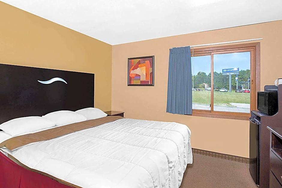 Super 8 by Wyndham Sheboygan WI