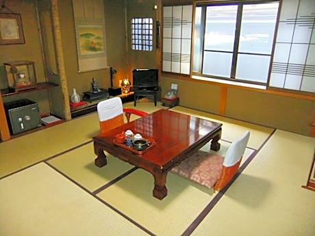 Japanese-Style Room with Shared Bathroom and Shared Toilet - Road Side